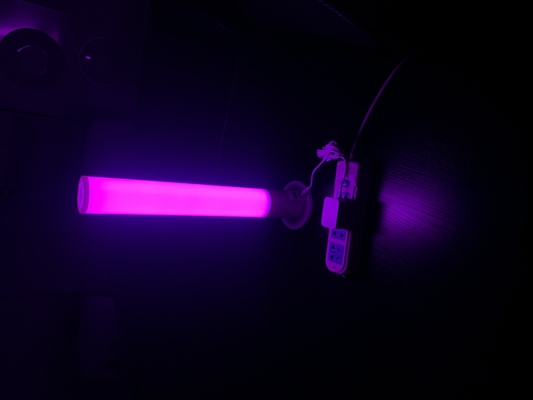 Diseño de luz de humor LED fresca Tuya Control Wifi Atemorizante lámpara de mesa LED con blanco RGB